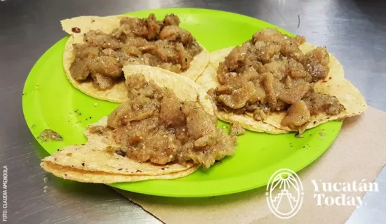 Mercado-Aleman-Tacos-Chicharron-en-Salsa-Verde-by-Claudia-Amendola-800x464