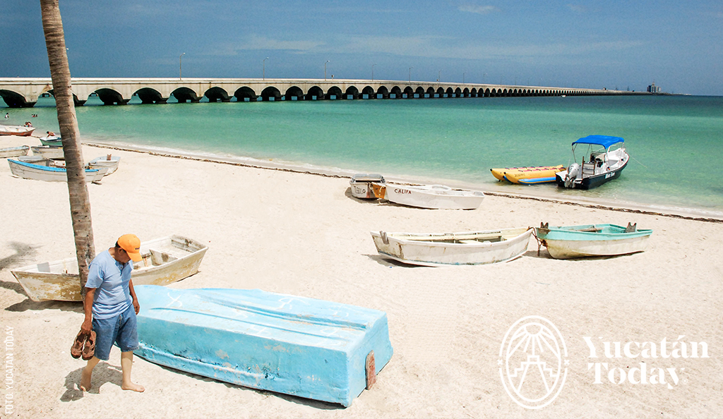 progreso-playa-botes-gente-by-Juan-Manuel-Mier-y-Teran-1-Dec-07-2023-05-44-18-2707-AM