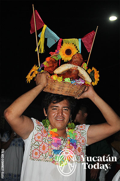 Kinchil-gremio-baile-cabeza-cochino-chiik-by-Leobardo-Cox-Tec