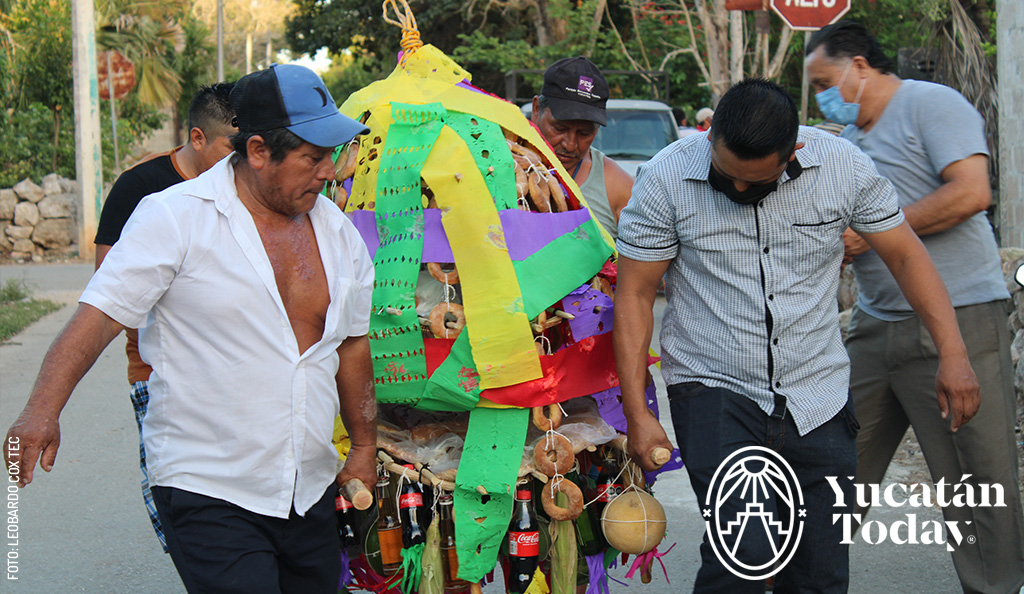 Ofrenda-a-la-Santa-Cruz-de-Popox-en-Tixmehuac-2-by-Leobardo-Cox-Tec