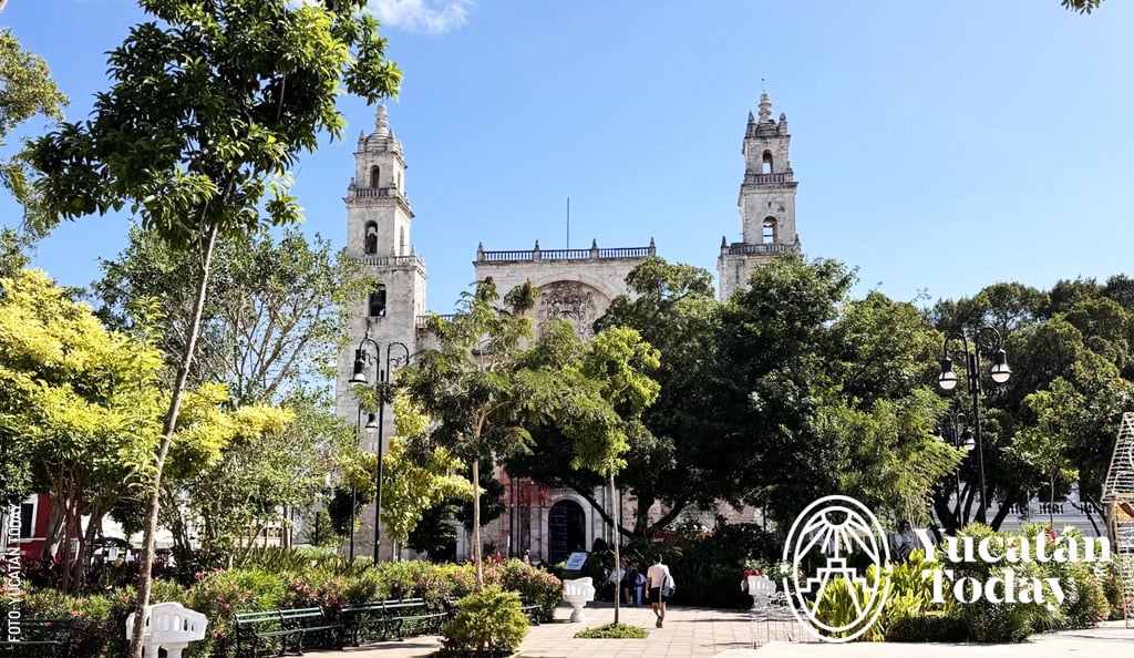 Plaza-central-merida-catedral-main-plaza-by-Andrea-Mier-y-Teran