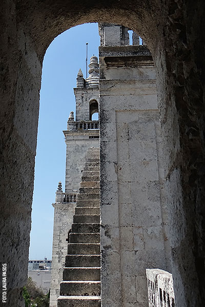San-Ildefonso-catedral-de-Merida-escaleras-techo-arco-by-Laura-Pasos