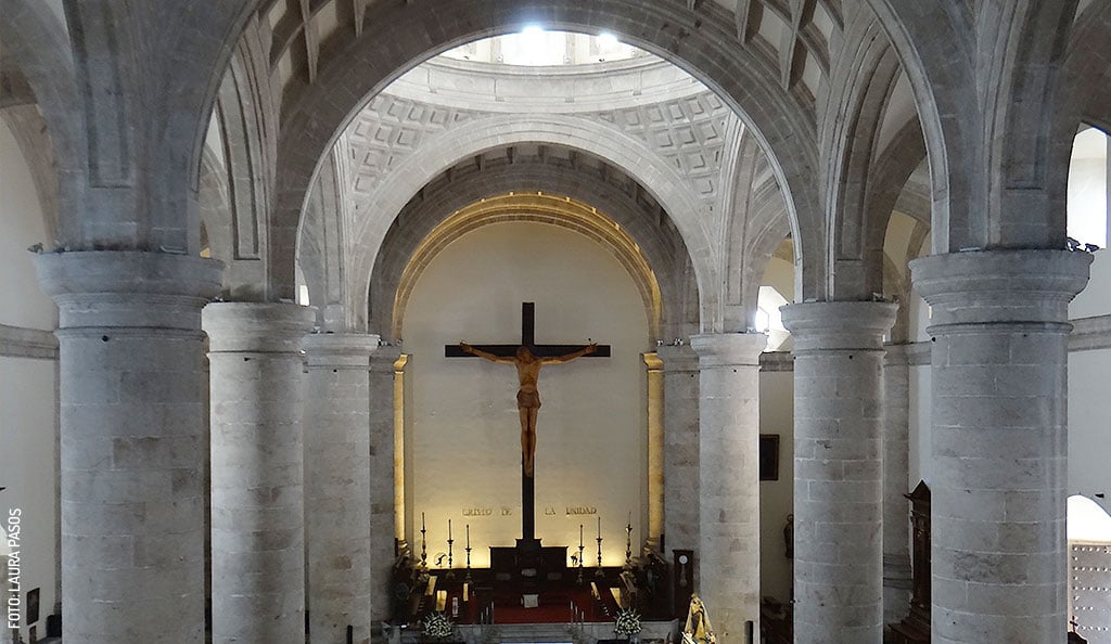 San-Ildefonso-catedral-de-Merida-interior-cruz-by-Laura-Pasos
