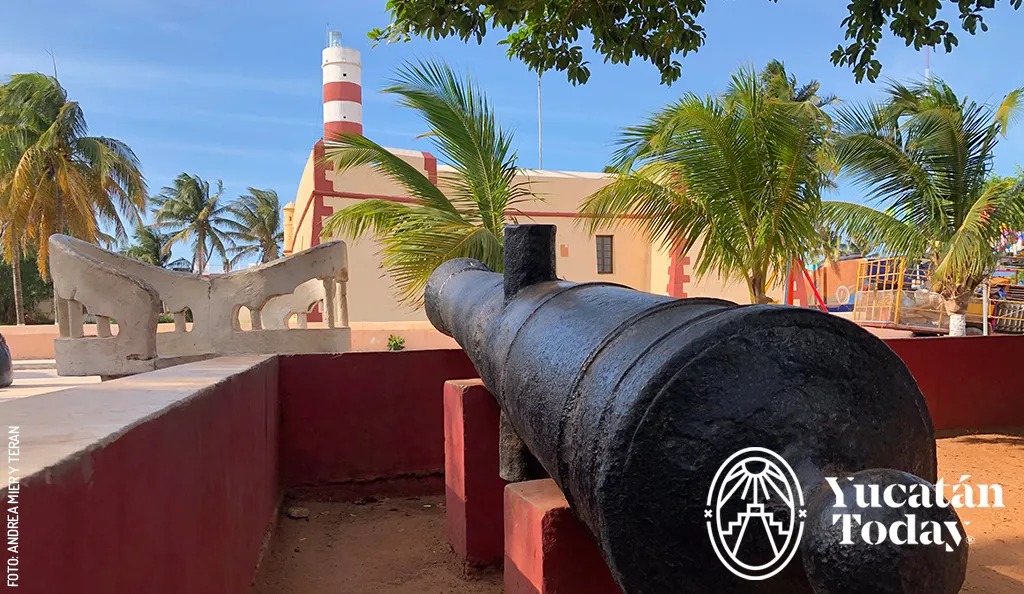Cañones en  la plaza de Sisal