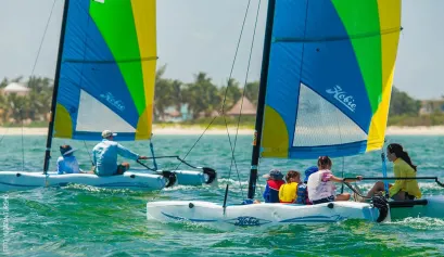 Vela-en-la-playa-niños-y-familias-by-YucatanTurismo