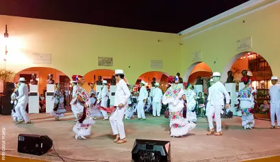 serenata-en-parque-santa-lucia-by-cassie-pearse